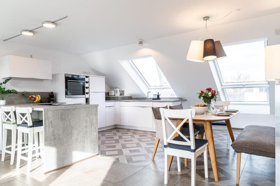 Kitchen or kitchenette, Dining area, oven