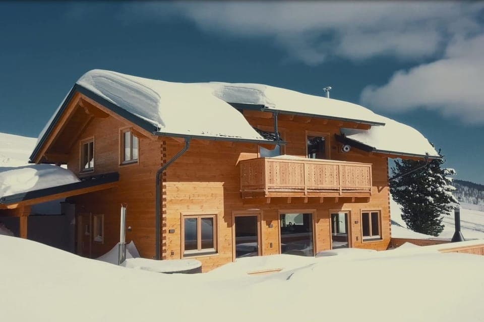 Property building, Staff, Winter, Balcony/Terrace, Balcony/Terrace