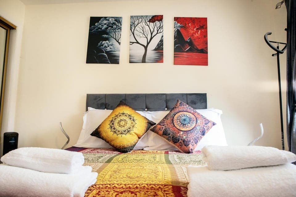 Bed, Bedroom, towels