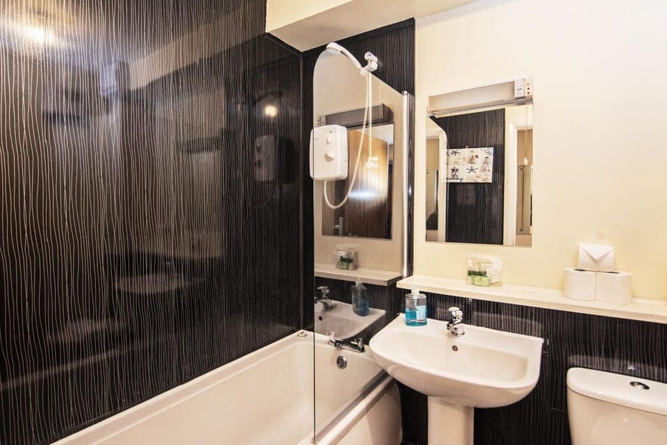 Shower, Toilet, Bathroom, Bath, towels