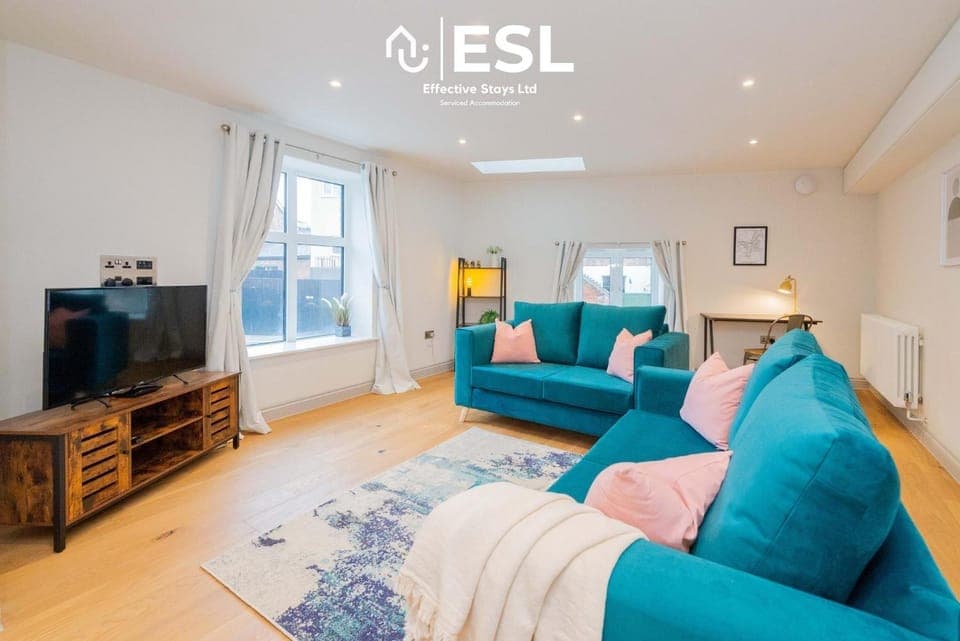 Communal lounge/ TV room, TV and multimedia, Living room, Seating area, Evening entertainment