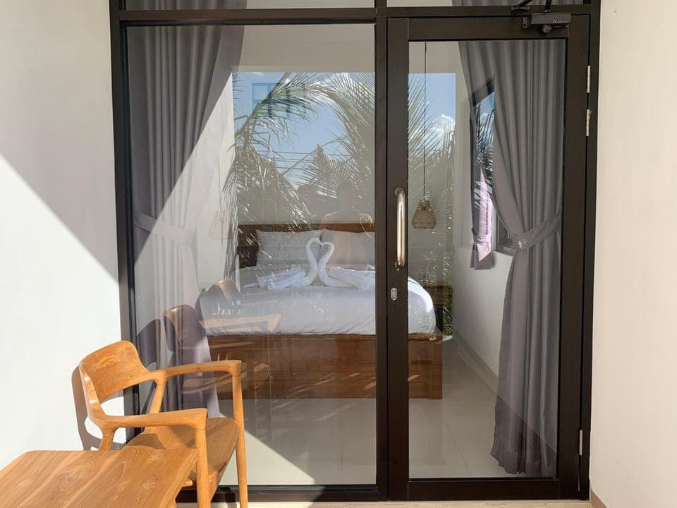 Photo of the whole room, Seating area