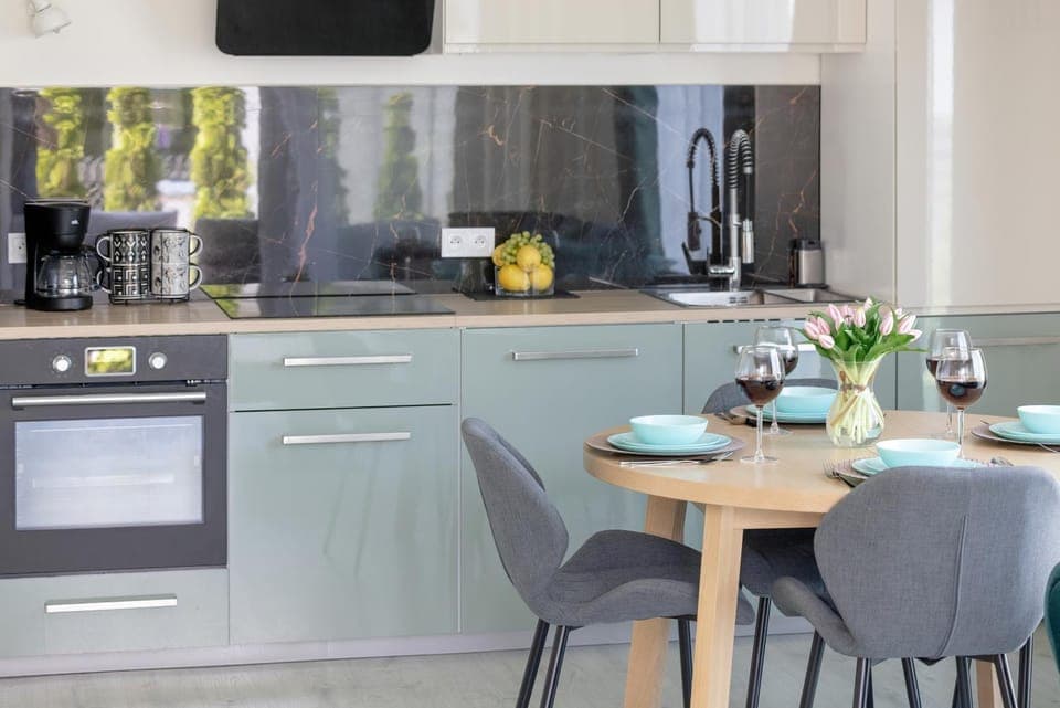 Coffee/tea facilities, Kitchen or kitchenette, Dining area, stove