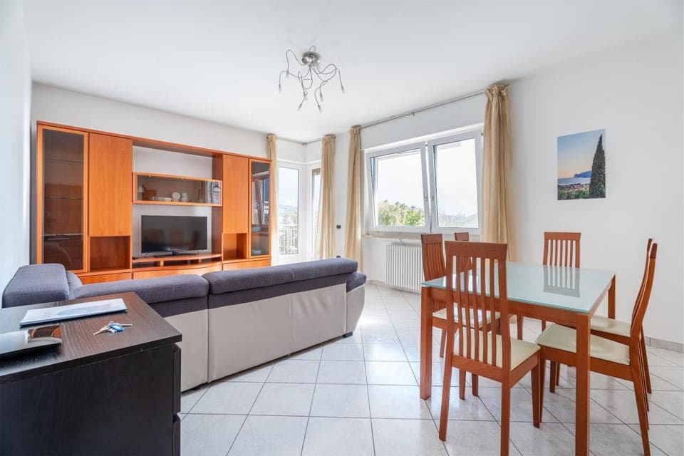 TV and multimedia, Living room, Seating area, Dining area