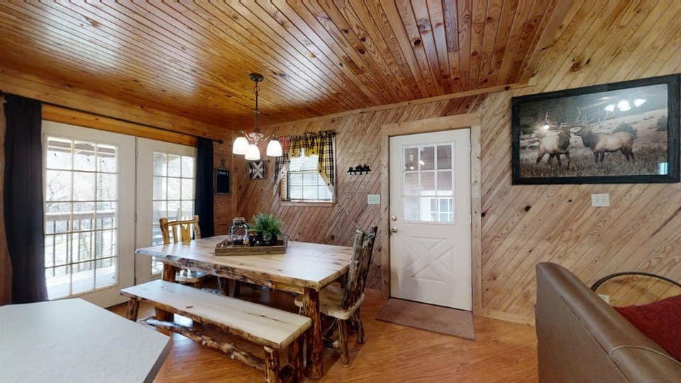 Kitchen or kitchenette, Dining area