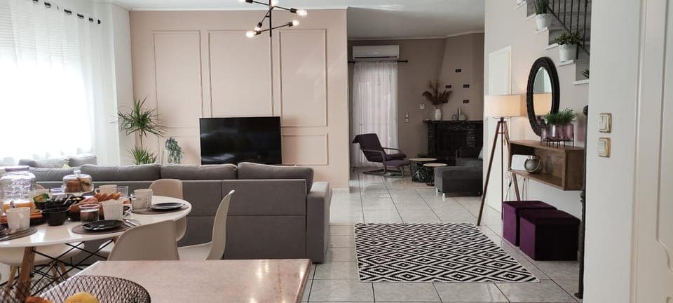 Communal lounge/ TV room, TV and multimedia, Living room, Seating area, Dining area