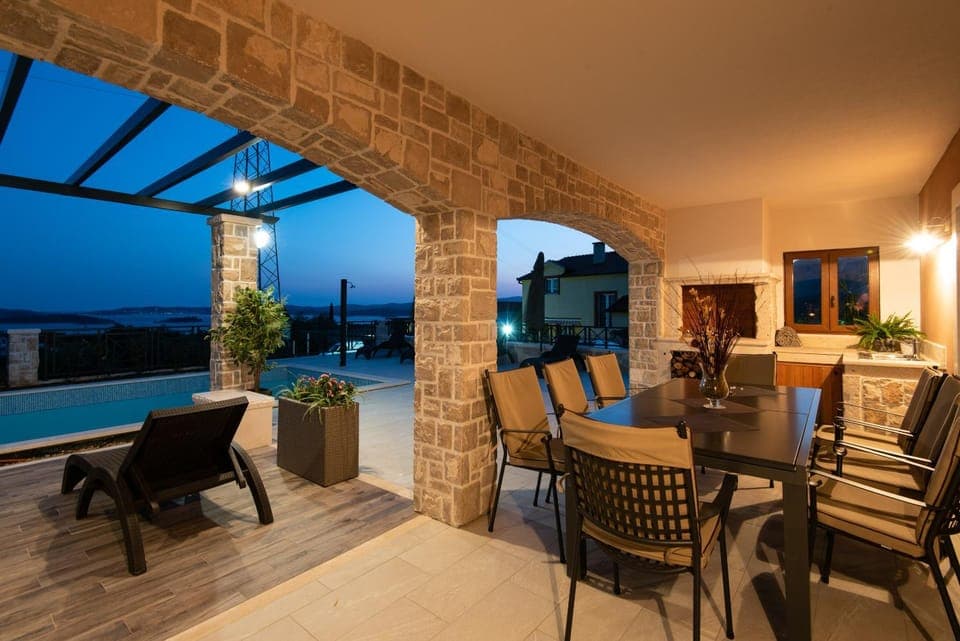 Seating area, Dining area