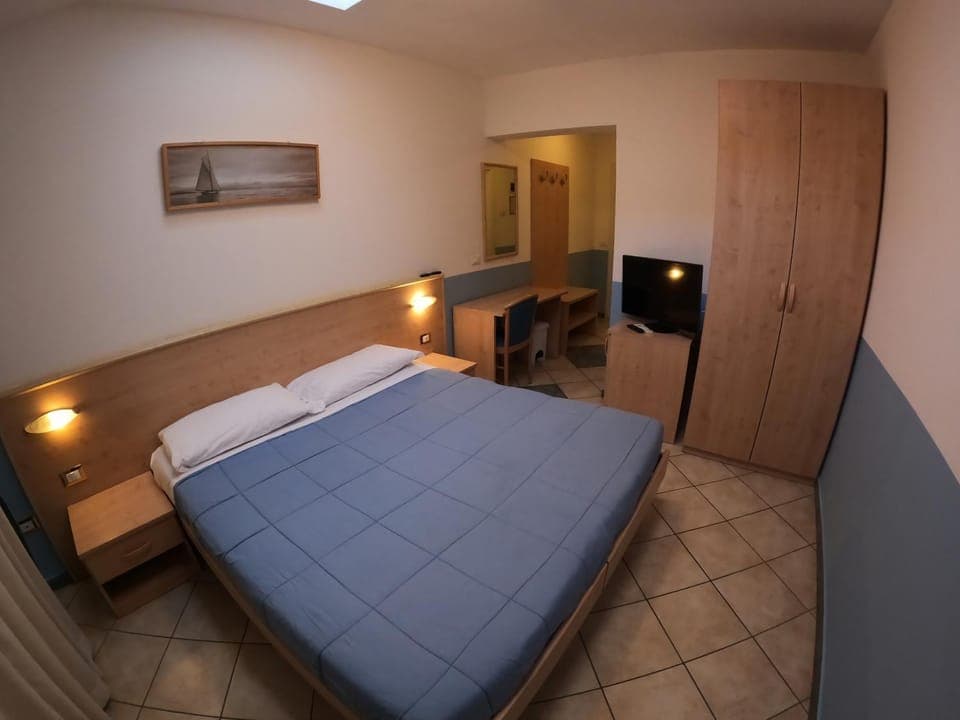 Bed, TV and multimedia, Bedroom