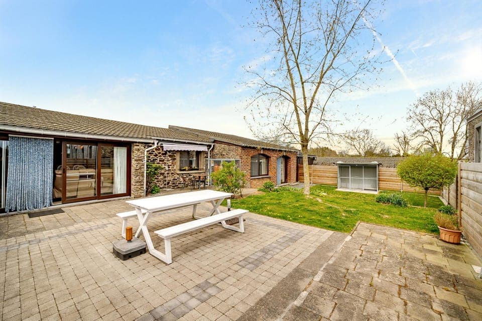 Property building, Garden, Dining area