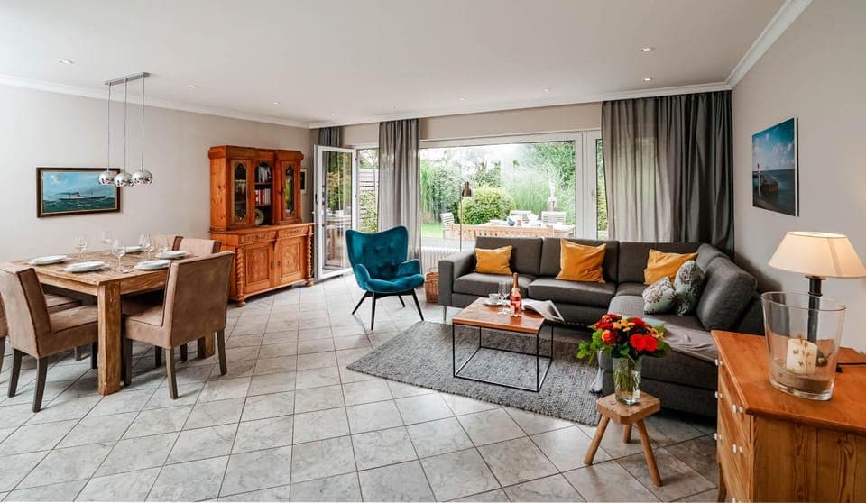 Communal lounge/ TV room, TV and multimedia, Living room, Seating area, Dining area