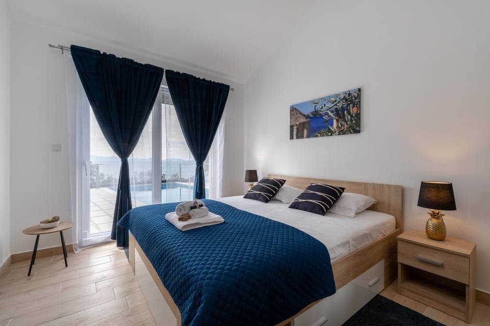 Bed, Bedroom, Pool view, Sea view