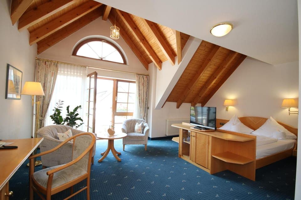 Living room, Photo of the whole room, Seating area