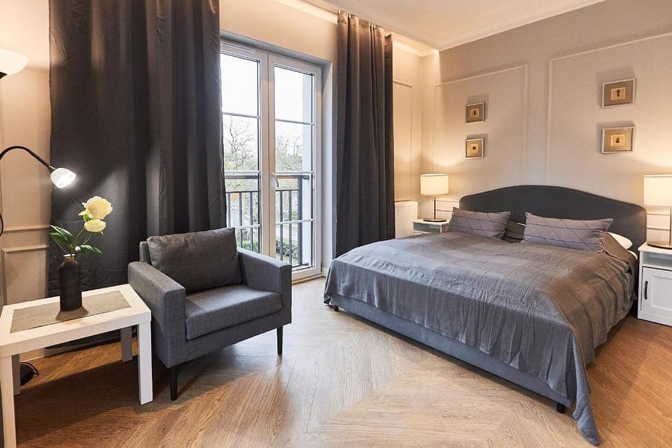 Bed, Photo of the whole room, Seating area