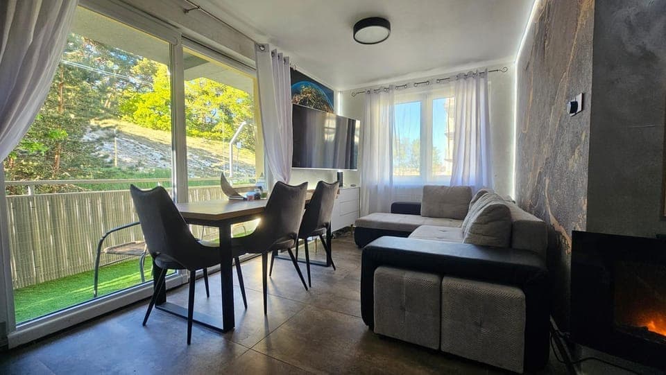 TV and multimedia, Balcony/Terrace, Living room, Landmark view