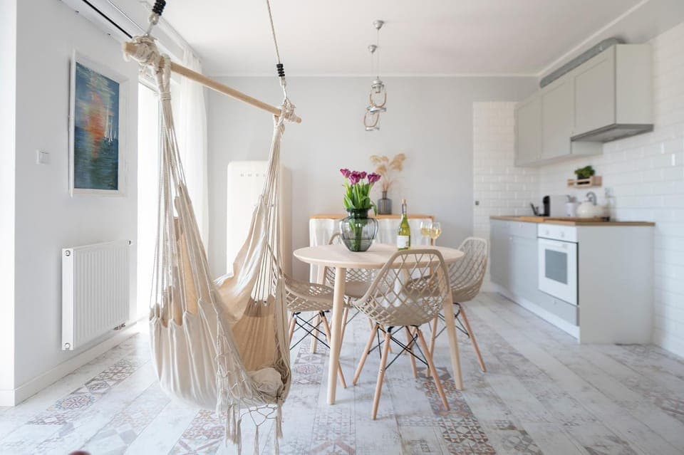 Kitchen or kitchenette, Dining area