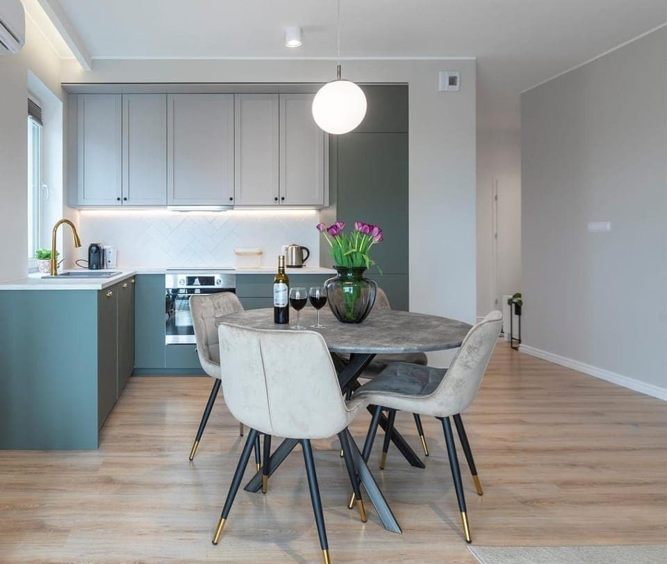 Kitchen or kitchenette, Dining area