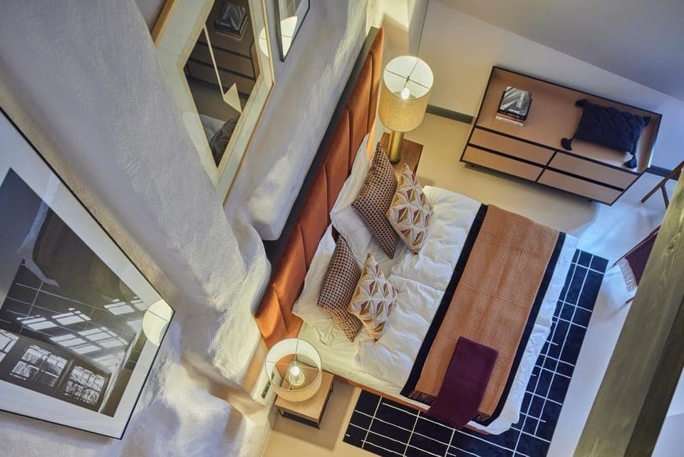 Photo of the whole room, Bedroom