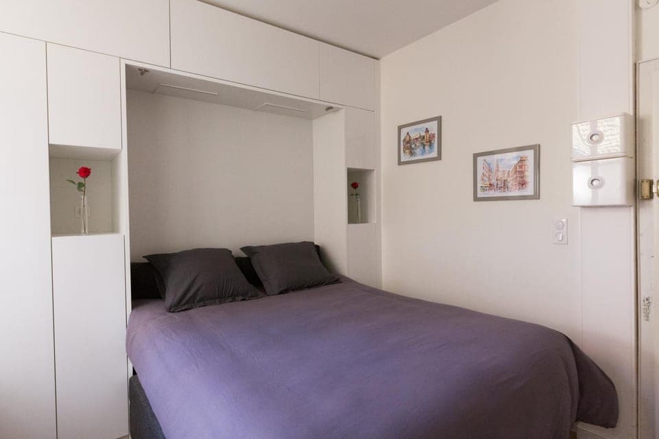 Photo of the whole room, Bedroom