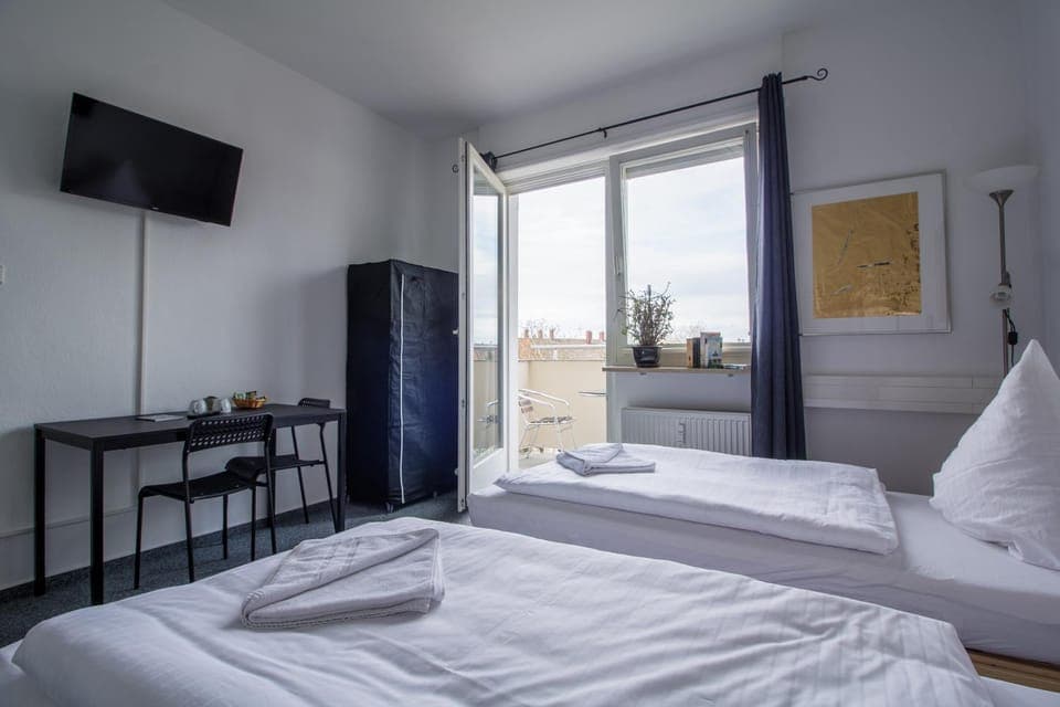 Bed, TV and multimedia, Balcony/Terrace, Photo of the whole room, Bedroom, towels, wardrobe