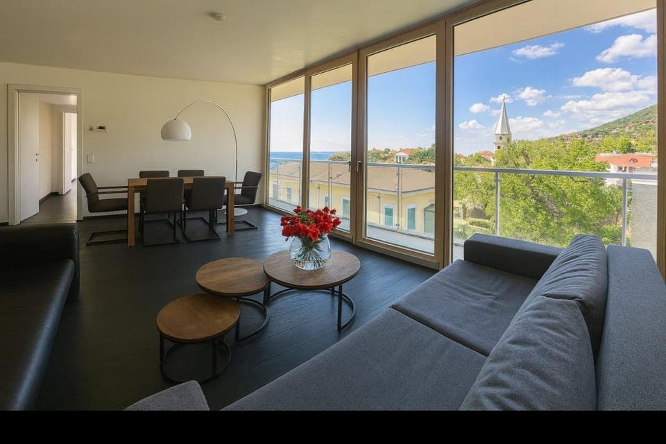 Living room, Dining area, Mountain view