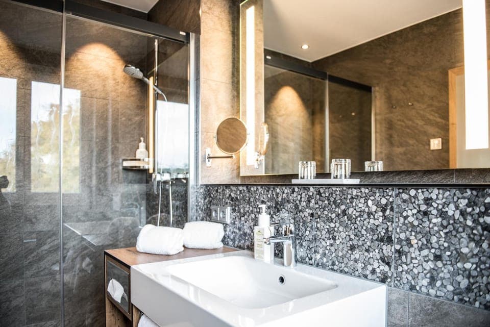 Shower, Bathroom, towels