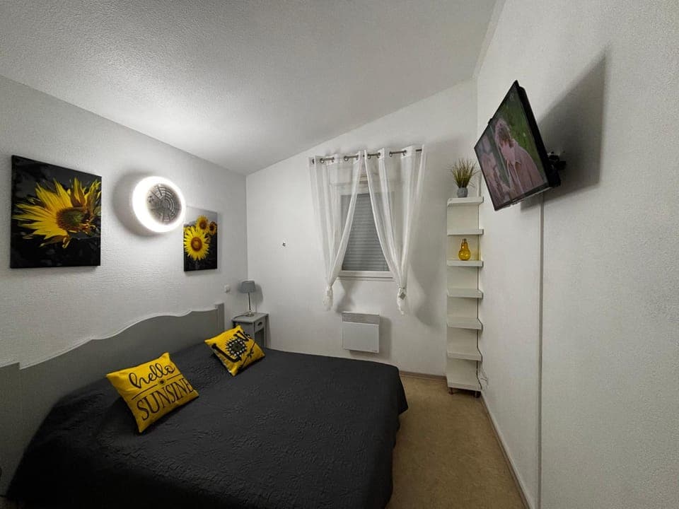 Bed, TV and multimedia, Bedroom