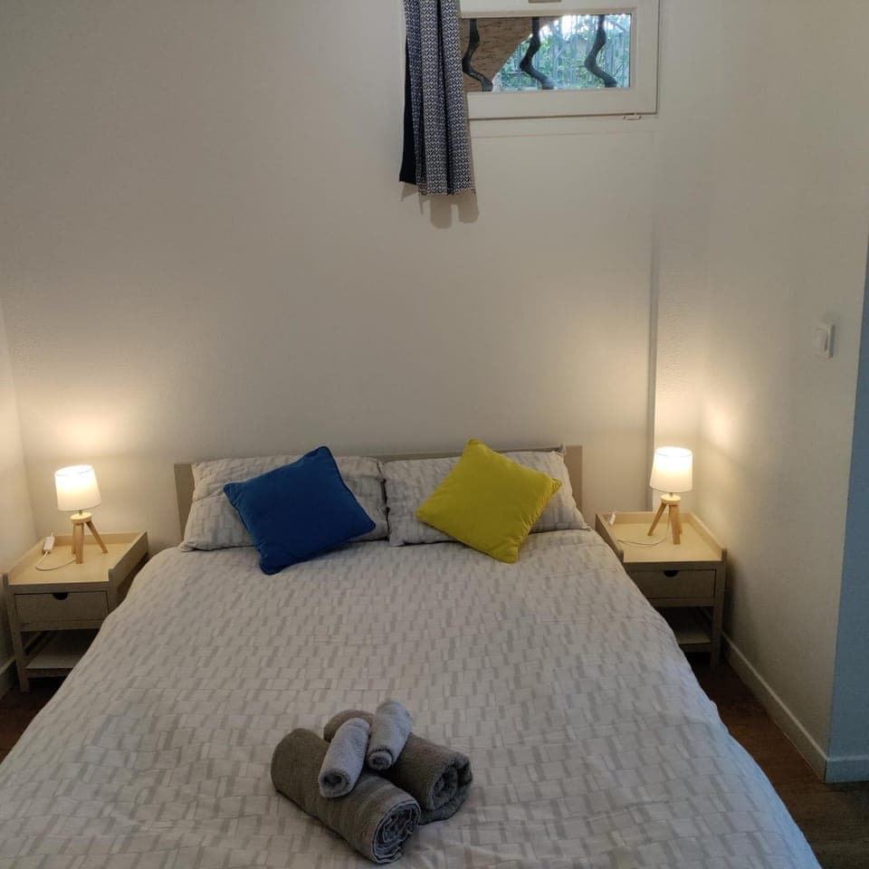 Bed, Night, Photo of the whole room, Bedroom, towels