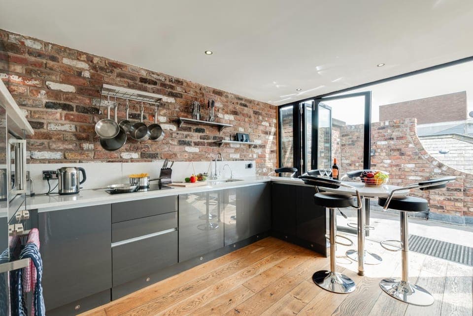 Coffee/tea facilities, Kitchen or kitchenette, Food and drinks, Dining area, Food, dishwasher, stove