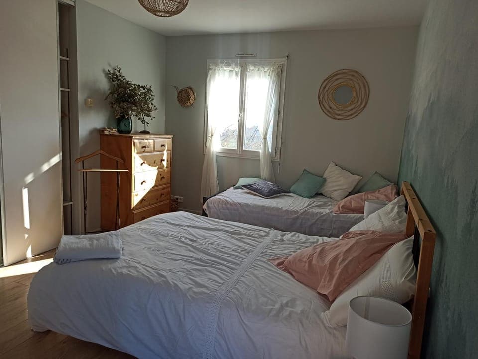 Bed, Photo of the whole room, Bedroom