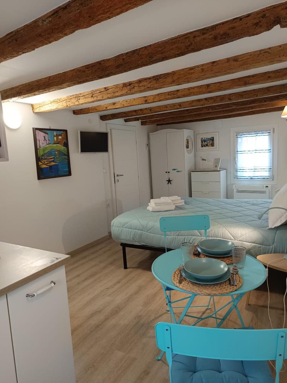 Bed, TV and multimedia, Kitchen or kitchenette, Living room, Photo of the whole room, Seating area, Dining area, Bedroom