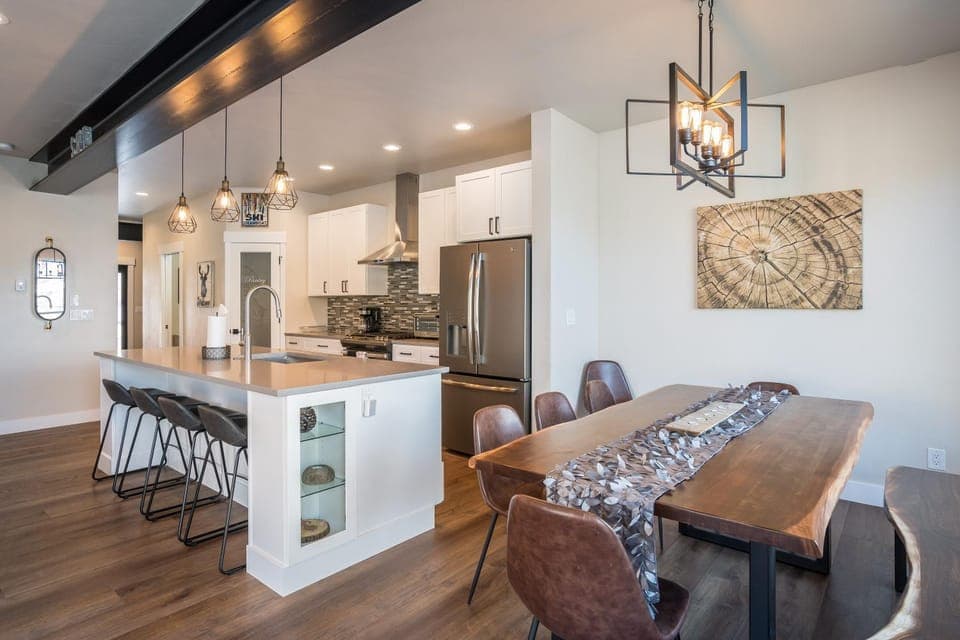 Kitchen or kitchenette, Dining area