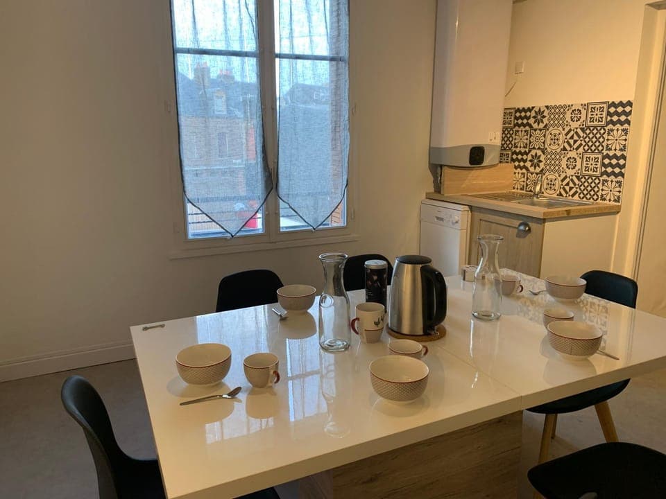 Kitchen or kitchenette, Dining area