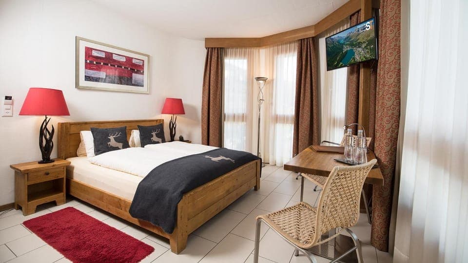 Bed, TV and multimedia, Photo of the whole room, Bedroom