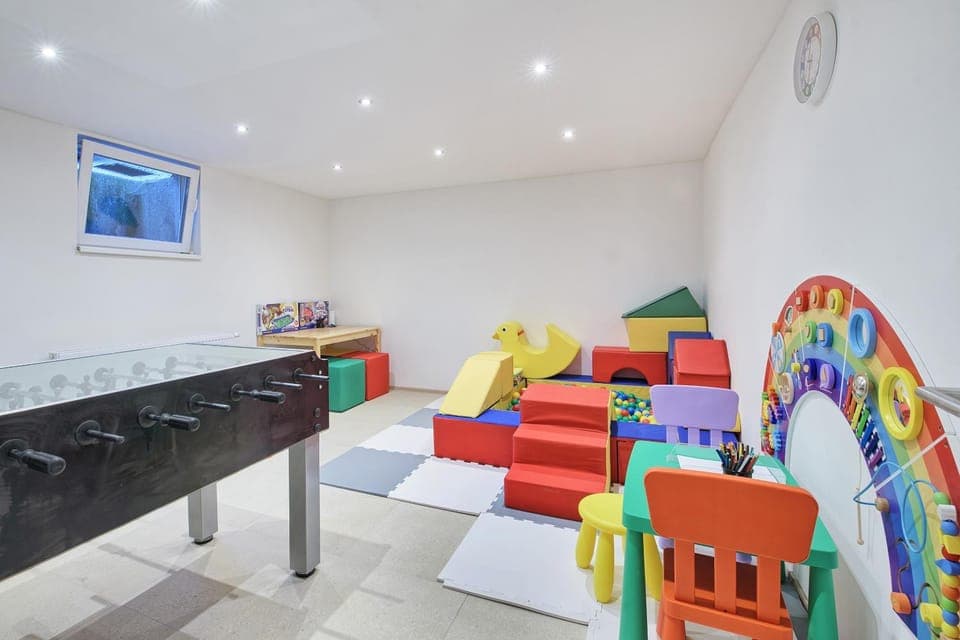 Communal lounge/ TV room, Seating area, Kids's club