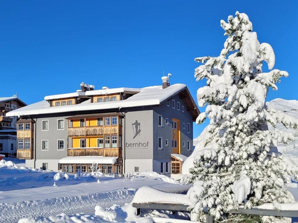 Property building, Facade/entrance, Winter