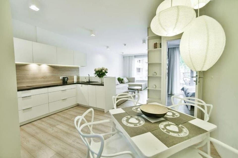 Kitchen or kitchenette, Dining area