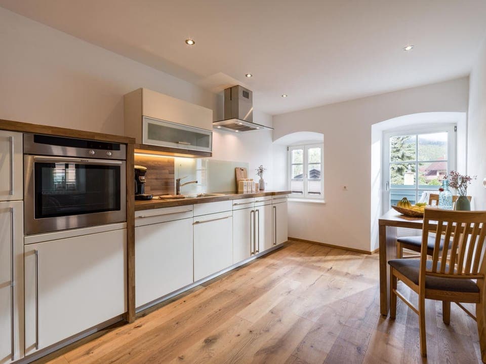 Coffee/tea facilities, Kitchen or kitchenette, Dining area