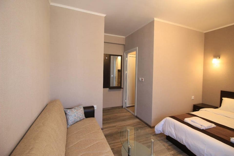 Bed, TV and multimedia, Photo of the whole room, Bedroom, wardrobe