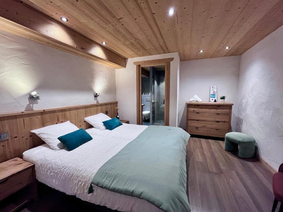 Shower, Bathroom, Bedroom