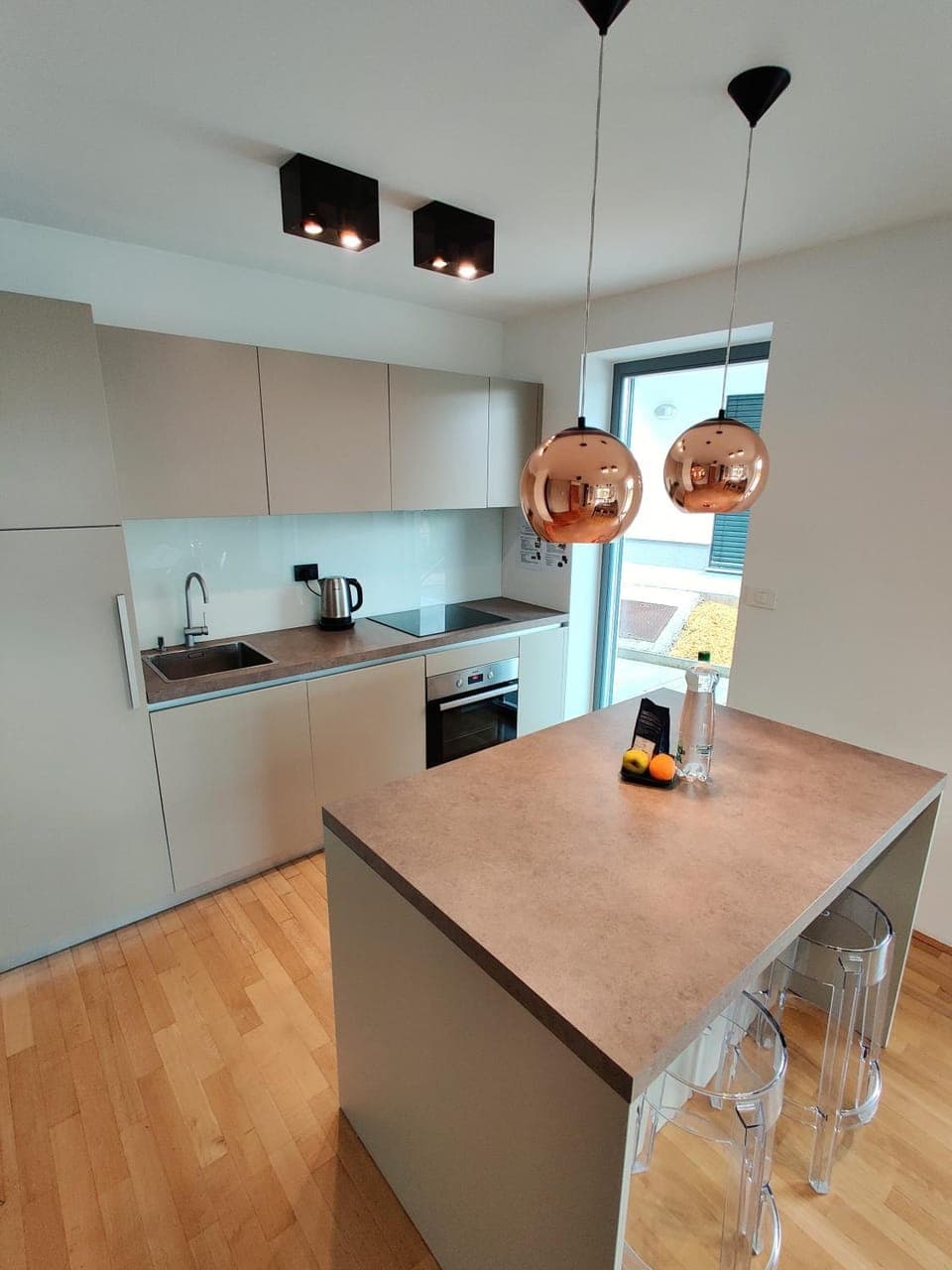 Kitchen or kitchenette, Dining area