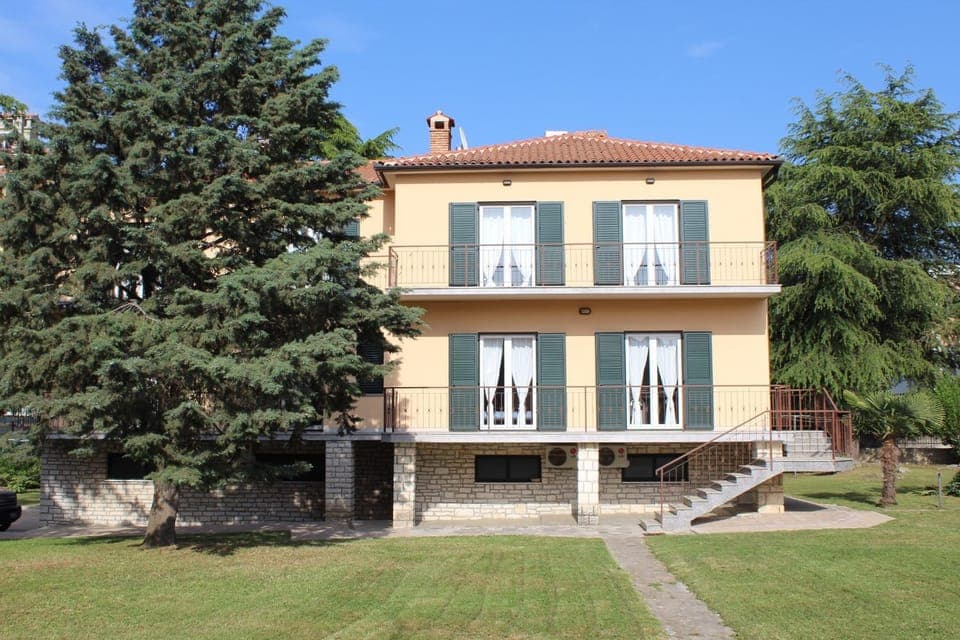 Property building, Facade/entrance, Garden, Balcony/Terrace