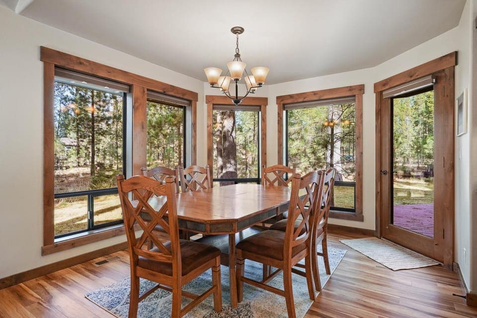3 Tumalo Home with Wood Burning Stone Fireplace, Hot Tub, and BBQ on the Deck House in Sunriver