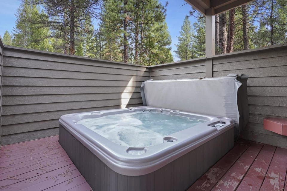 3 Tumalo Home with Wood Burning Stone Fireplace, Hot Tub, and BBQ on the Deck House in Sunriver