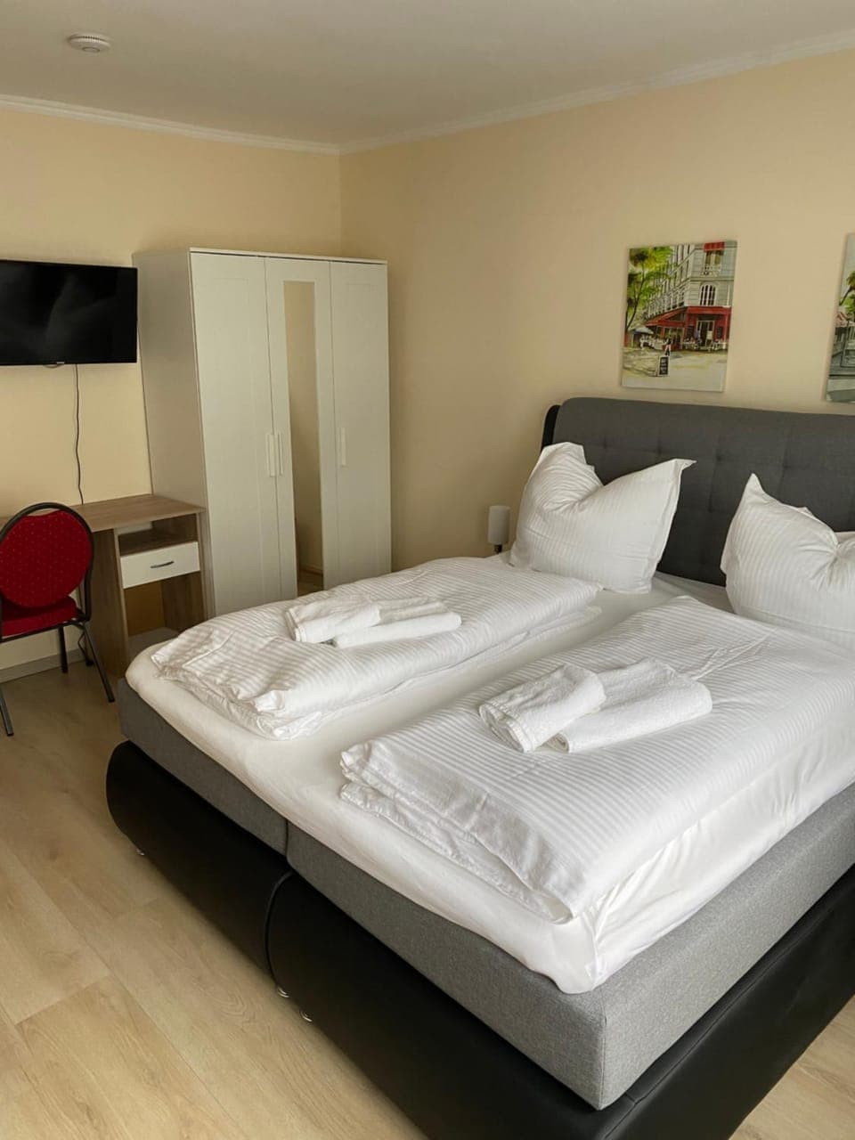 Bed, Photo of the whole room, Bedroom