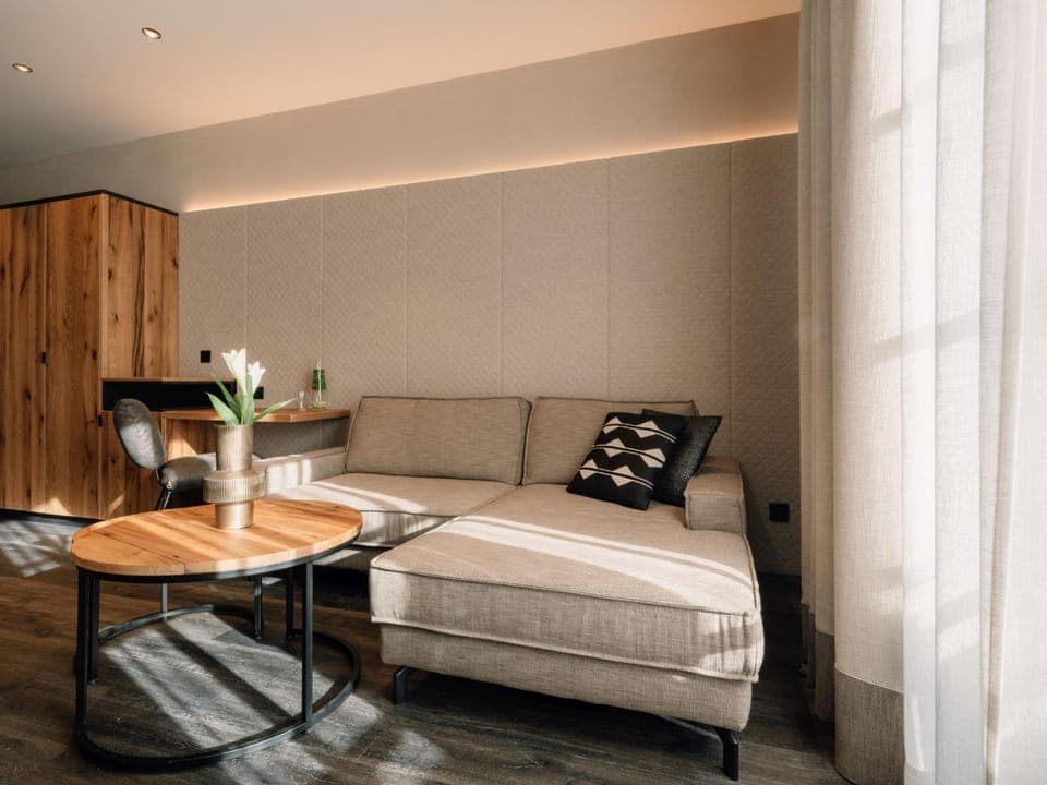 Photo of the whole room, Seating area