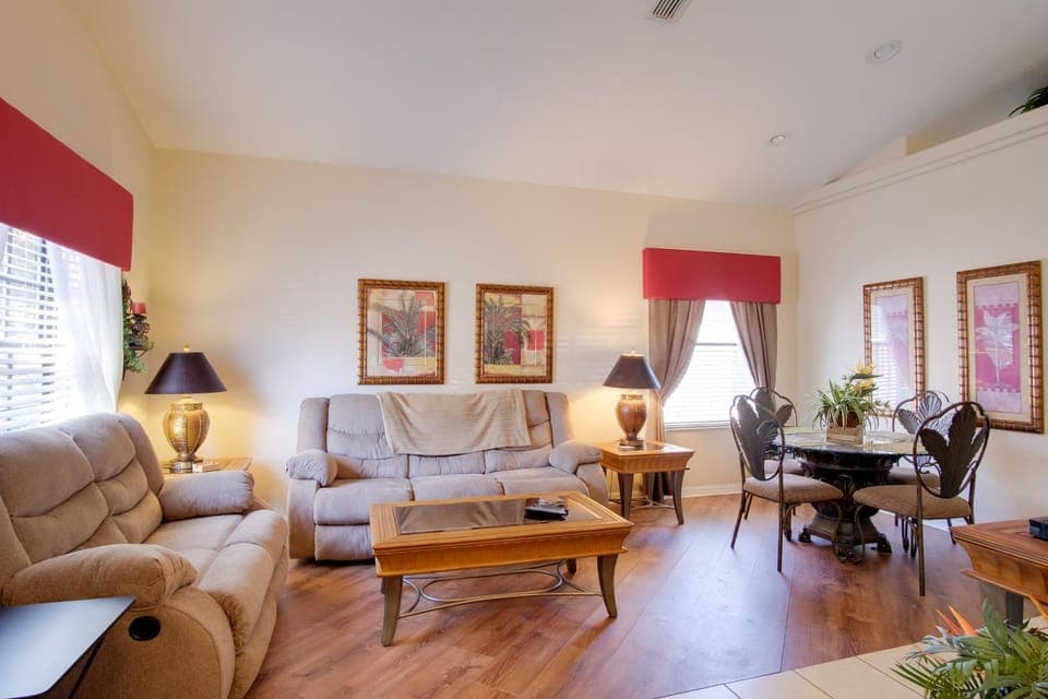 Sunny Villa w/ Lanai: 17 Mi to Disney! House in Davenport