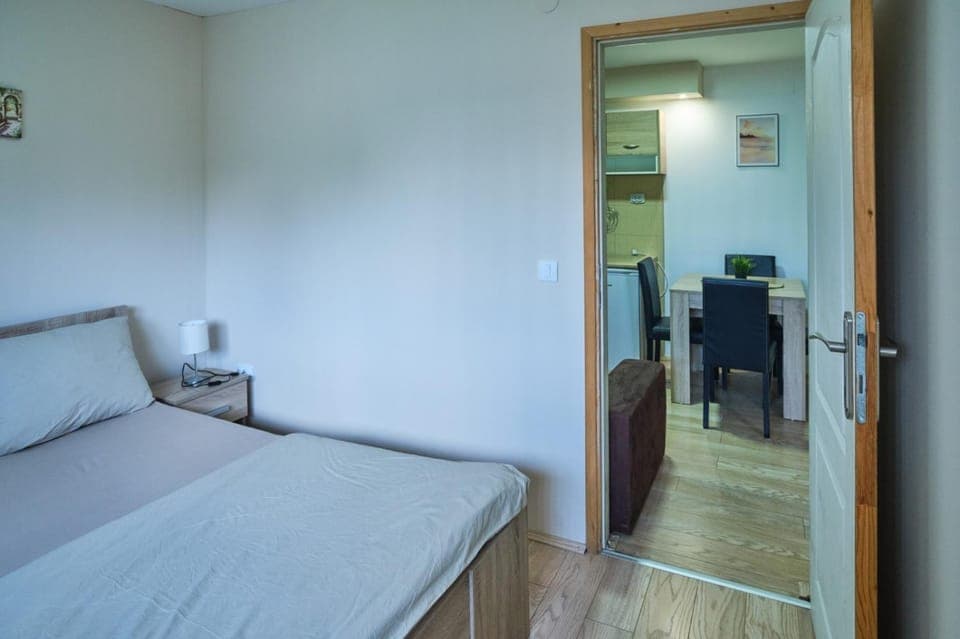 Photo of the whole room, Bedroom