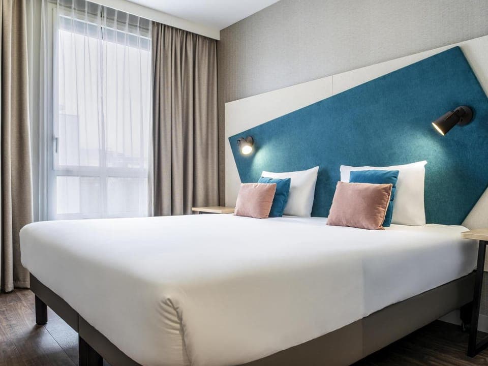 Property building, Bed, Bedroom