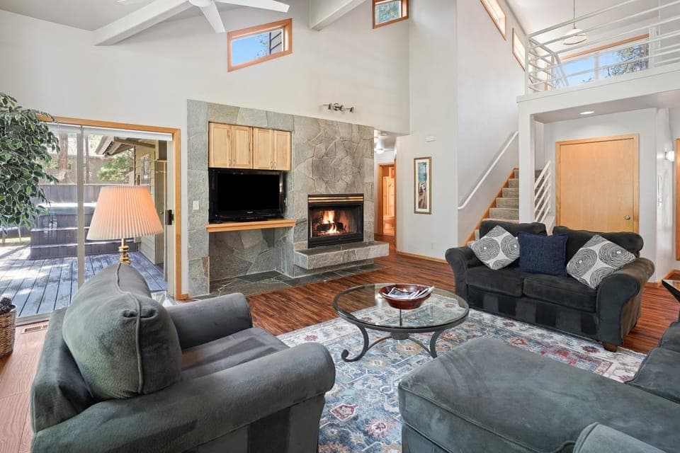 1 Colonial Private Family Vacation Home features Bikes to Explore Sunriver House in Sunriver