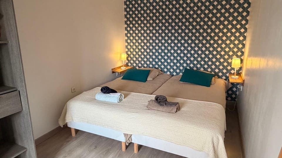 Bed, Bedroom, air conditioner